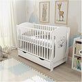 Baby Delux Lettino 60 × 120 cm bianco – Convertibile in letto junior, cassetto, materasso, motivo orsetto a dondolo